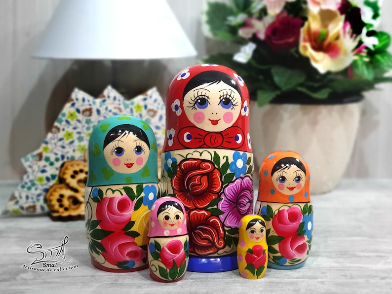 Poupée russe rouge artisanale, cadeau typique de Russie