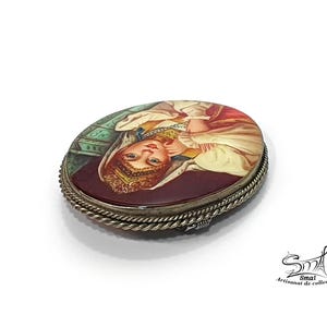 Broche de collection russe – femme en habit traditionnel peinte à la main sur nacre, finition vernie brillante.