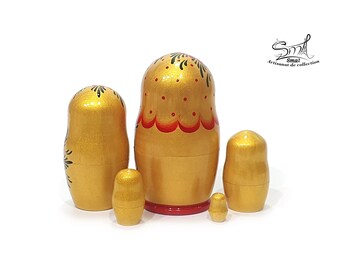 金色のロシアの入れ子人形5体セット。手描きの木製マトリョーシカに花