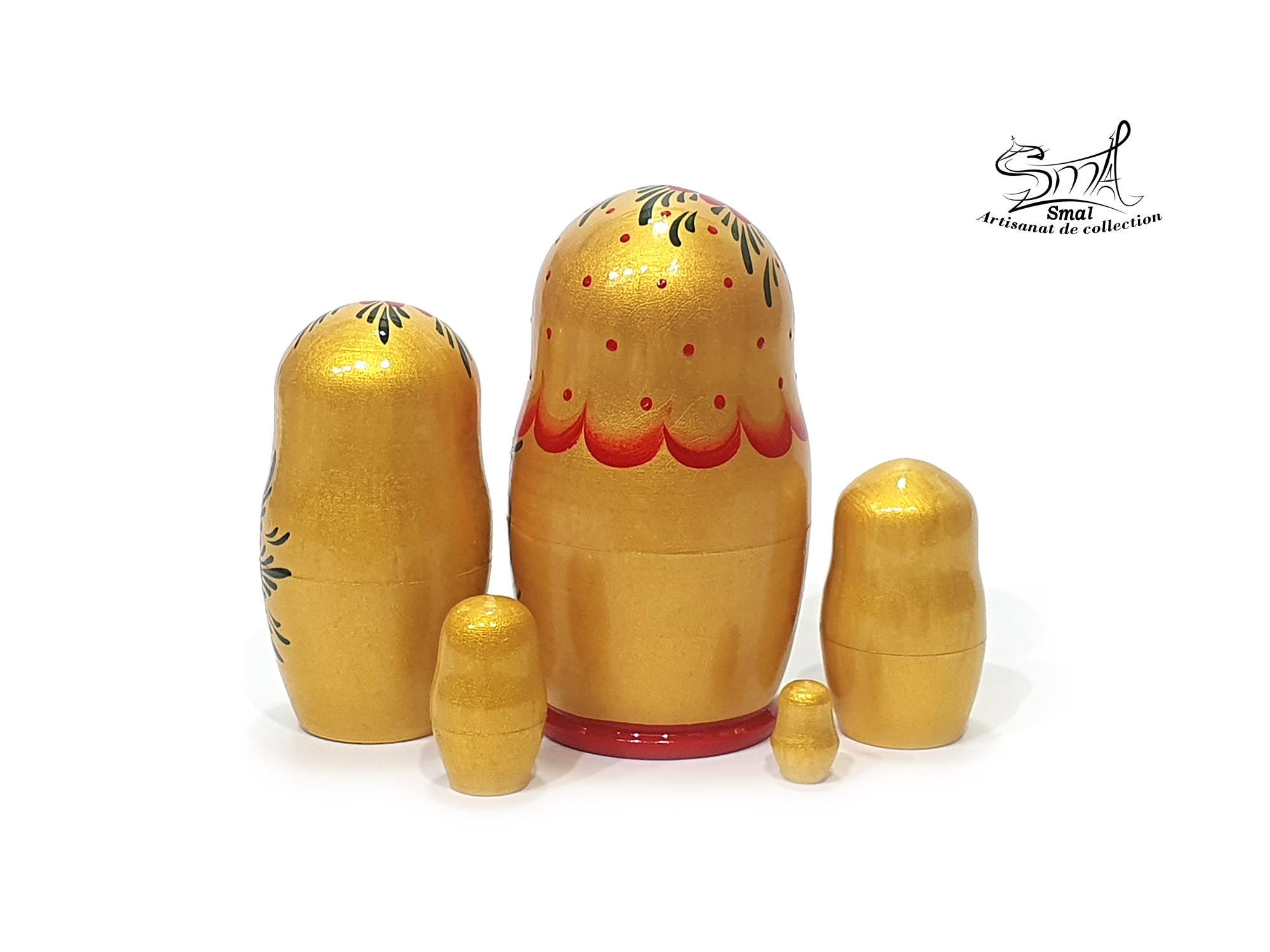 金色のロシアの入れ子人形5体セット。手描きの木製マトリョーシカに花