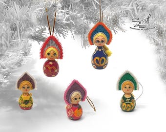 クリスマスの飾り：ロシア人形、手描きの木製マトリョーシカ、カラフル