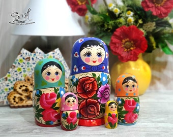 Matroschka Russische Nistpuppe Traditionelle klassische alte Vintage-Blumen. Russische Matroschka-Nistpuppen mit klassischen Blumen. Ref: V5G2B