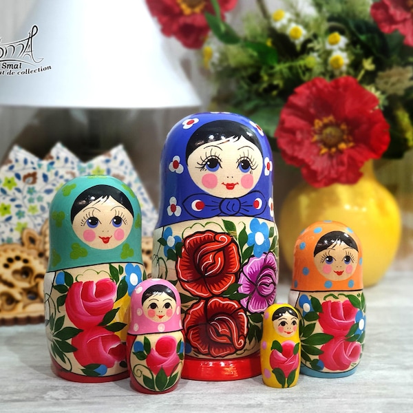 Matroschka Russische Nistpuppe Traditionelle klassische alte Vintage-Blumen. Russische Matroschka-Nistpuppen mit klassischen Blumen. Ref: V5G2B