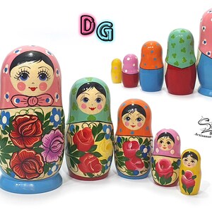 Collection de poupées russes anciennes aux couleurs vives roses et bleu