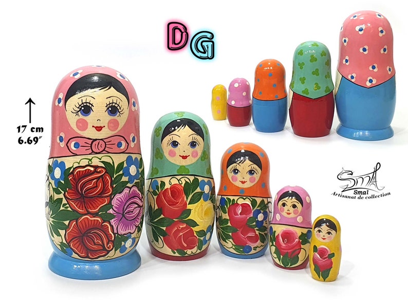 Collection de poupées russes anciennes aux couleurs vives roses et bleu