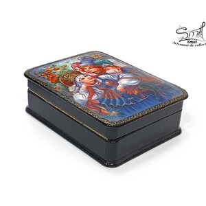 Coffret russe laqué en papier mâché avec scène Ivan Tsarévitch, Vassilissa la Belle et l’Oiseau de Feu, boîte décorative folklorique vernie brillante avec ornement doré peint à la main