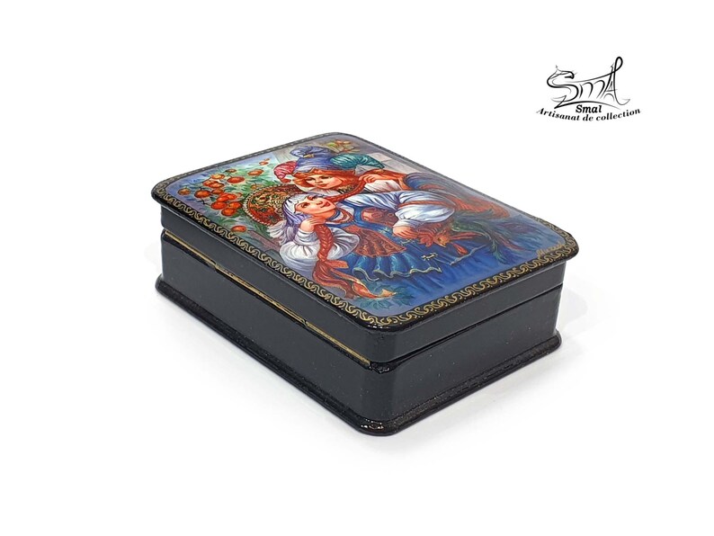Coffret russe laqué en papier mâché avec scène Ivan Tsarévitch, Vassilissa la Belle et l’Oiseau de Feu, boîte décorative folklorique vernie brillante avec ornement doré peint à la main
