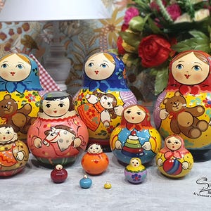 Ensemble de matriochkas russes peintes à la main, 10 poupées gigognes colorées avec motifs enfantins, ours, cheval et jouets traditionnels, artisanat russe