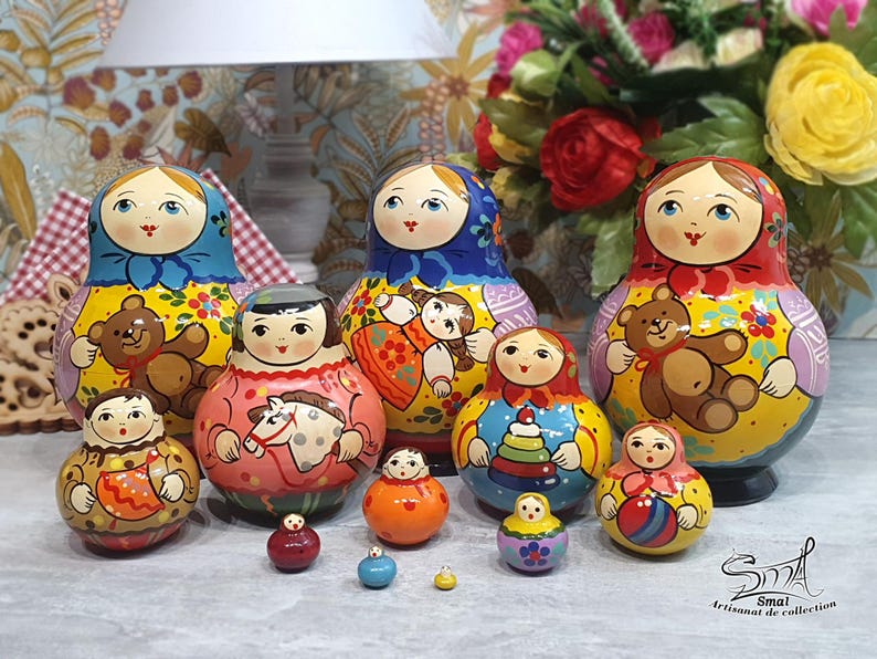 Ensemble de matriochkas russes peintes à la main, 10 poupées gigognes colorées avec motifs enfantins, ours, cheval et jouets traditionnels, artisanat russe
