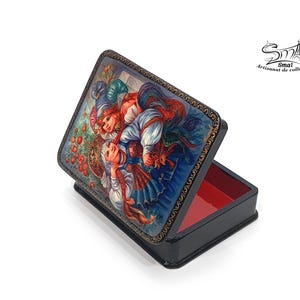 Boîte russe laquée ouverte en papier mâché, décor Ivan Tsarévitch et Vassilissa la Belle avec l’Oiseau de Feu, intérieur rouge laqué brillant, coffret folklorique artisanal