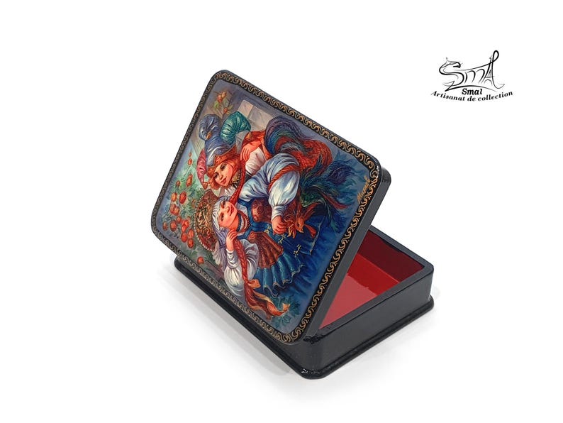 Boîte russe laquée ouverte en papier mâché, décor Ivan Tsarévitch et Vassilissa la Belle avec l’Oiseau de Feu, intérieur rouge laqué brillant, coffret folklorique artisanal