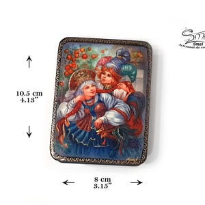 Boîte russe laquée en papier mâché avec Ivan Tsarévitch, Vassilissa la Belle et l’Oiseau de Feu, dimensions 10,5 x 8 cm (4.13 x 3.15 inches), coffret folklorique vernis brillant avec bordure dorée peinte à la main