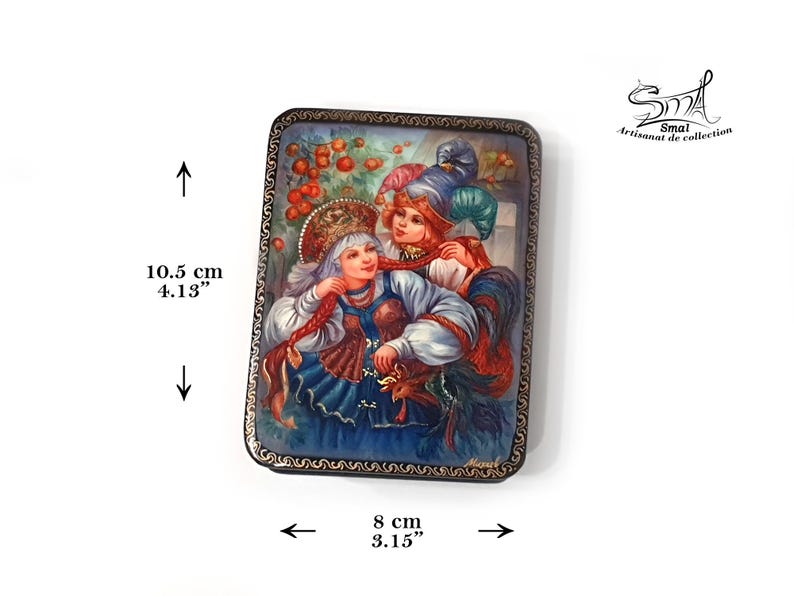 Boîte russe laquée en papier mâché avec Ivan Tsarévitch, Vassilissa la Belle et l’Oiseau de Feu, dimensions 10,5 x 8 cm (4.13 x 3.15 inches), coffret folklorique vernis brillant avec bordure dorée peinte à la main