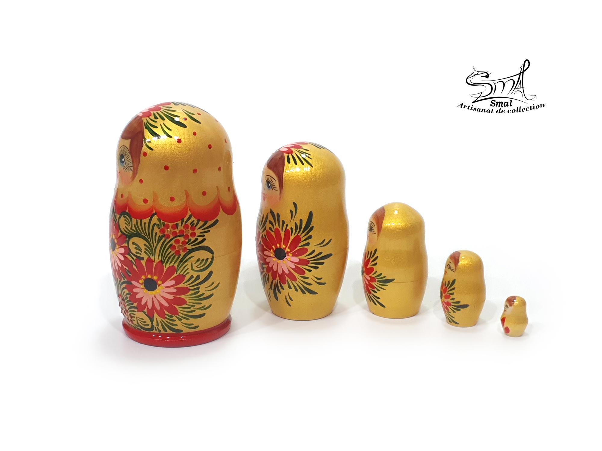 金色のロシアの入れ子人形5体セット。手描きの木製マトリョーシカに花