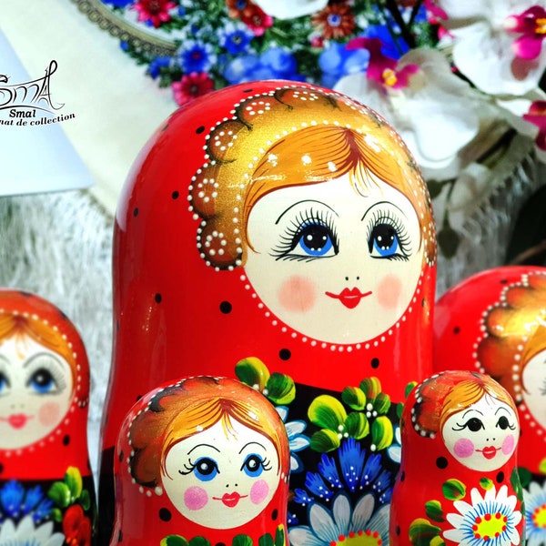 Matroschka Russische Matroschka-Puppen Klassische Blumen. Matroschka Russische Nistpuppe Traditionelle klassische rote Blumen. Ref:F7G2MA1