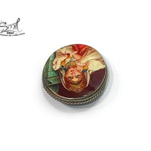 Broche de collection russe – femme en habit traditionnel peinte à la main sur nacre, finition vernie brillante.