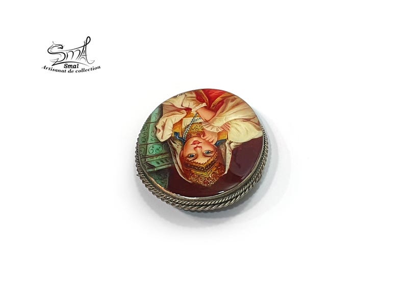 Broche de collection russe – femme en habit traditionnel peinte à la main sur nacre, finition vernie brillante.