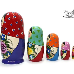 Série de matriochkas peintes, du plus grand au plus petit modèle