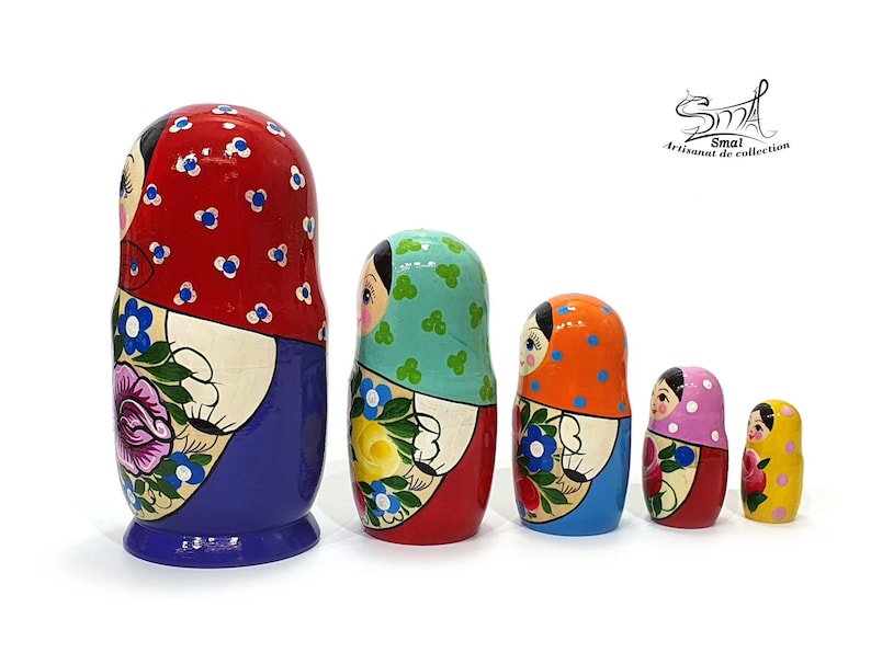 Série de matriochkas peintes, du plus grand au plus petit modèle