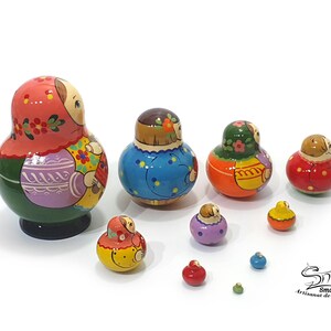 Ensemble matriochka 10 pièces 13 cm, peinture artisanale colorée, motif enfant et chat, vue latérale montrant toutes les poupées ouvertes