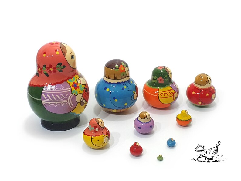 Ensemble matriochka 10 pièces 13 cm, peinture artisanale colorée, motif enfant et chat, vue latérale montrant toutes les poupées ouvertes