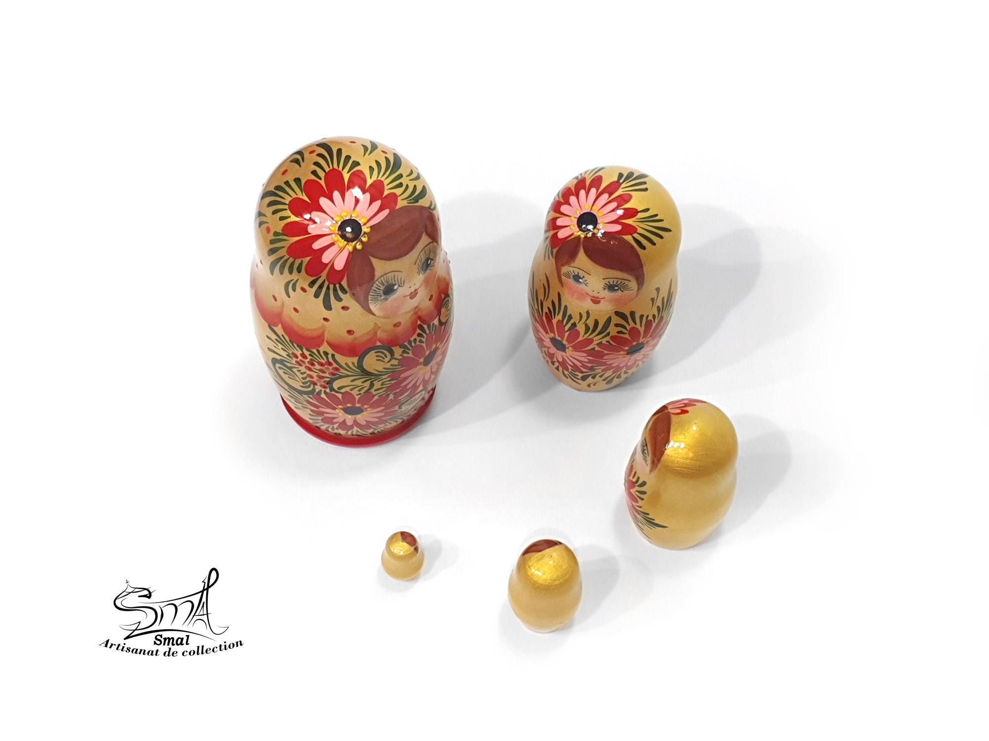 金色のロシアの入れ子人形5体セット。手描きの木製マトリョーシカに花