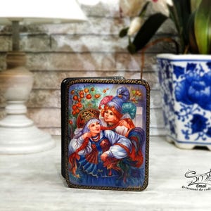 Boîte russe laquée en papier mâché avec Ivan Tsarévitch, Vassilissa la Belle et l’Oiseau de Feu, coffret folklorique russe vernis brillant présenté en décoration intérieure