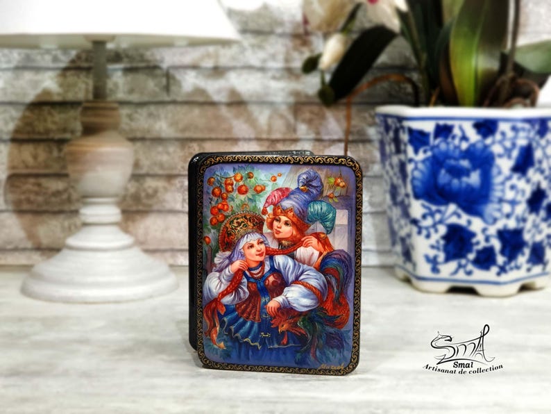 Boîte russe laquée en papier mâché avec Ivan Tsarévitch, Vassilissa la Belle et l’Oiseau de Feu, coffret folklorique russe vernis brillant présenté en décoration intérieure