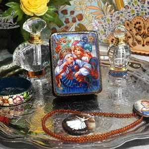 Boîte russe laquée Ivan Tsarévitch et Vassilissa la Belle avec l’Oiseau de Feu, coffret folklorique en papier mâché vernis brillant présenté sur plateau décoratif, idée cadeau art russe
