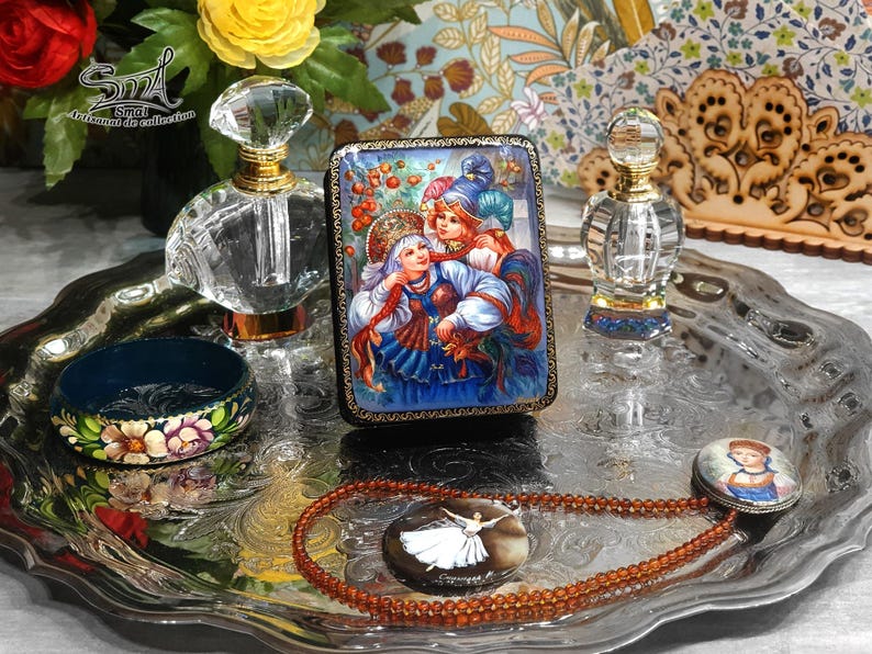 Boîte russe laquée Ivan Tsarévitch et Vassilissa la Belle avec l’Oiseau de Feu, coffret folklorique en papier mâché vernis brillant présenté sur plateau décoratif, idée cadeau art russe