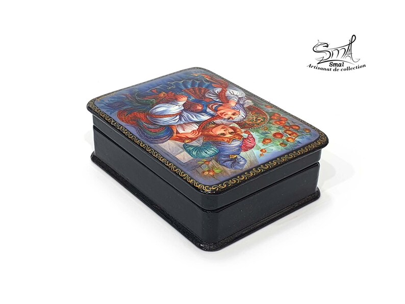 Boîte russe laquée en papier mâché, scène Ivan Tsarévitch et Vassilissa la Belle avec l’Oiseau de Feu, coffret folklorique vernis brillant avec bordure dorée artisanale