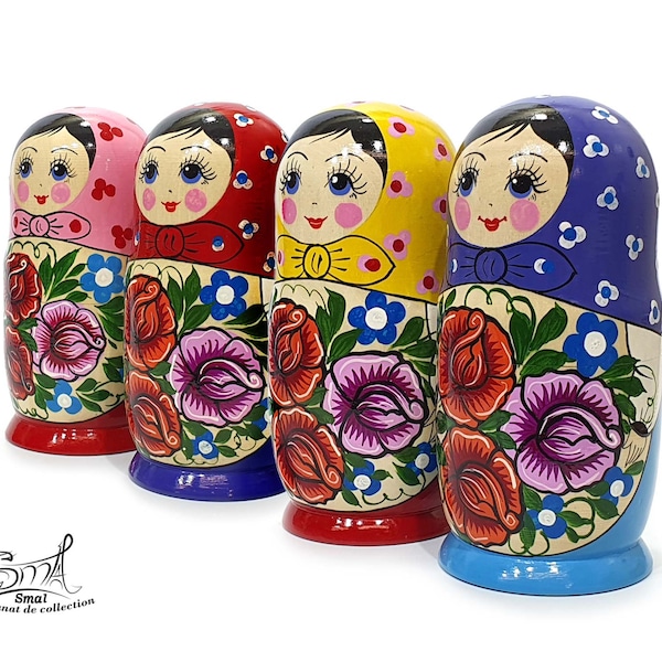 Matroschka Russische Nistpuppe Traditionelle klassische alte Vintage-Blumen. Russische Matroschka-Nistpuppen mit klassischen Blumen. Ref: V5G2A