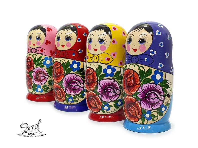 Matriochka poupée russe traditionnelle peinte à la main avec fleurs colorées