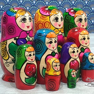 Vintage Matryoshka set of 5 from Maidan, traditional classic Russian dolls in different colors, decorated with bright flowers, 2 sizes.