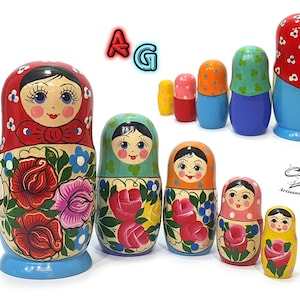 Gros plan sur le visage peint d’une matriochka classique