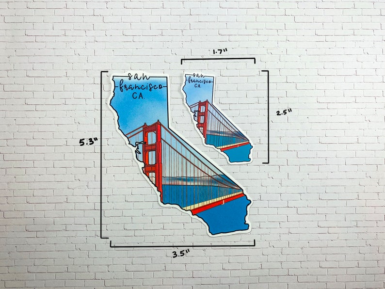 Op de afbeelding: Een sticker van de Golden Gate Bridge in de vorm van de staat Californi&euml;. De sticker is 8,9 cm breed en 13,5 cm hoog. De sticker is blauw, rood en wit. De tekst "San Francisco, CA." staat op de sticker.