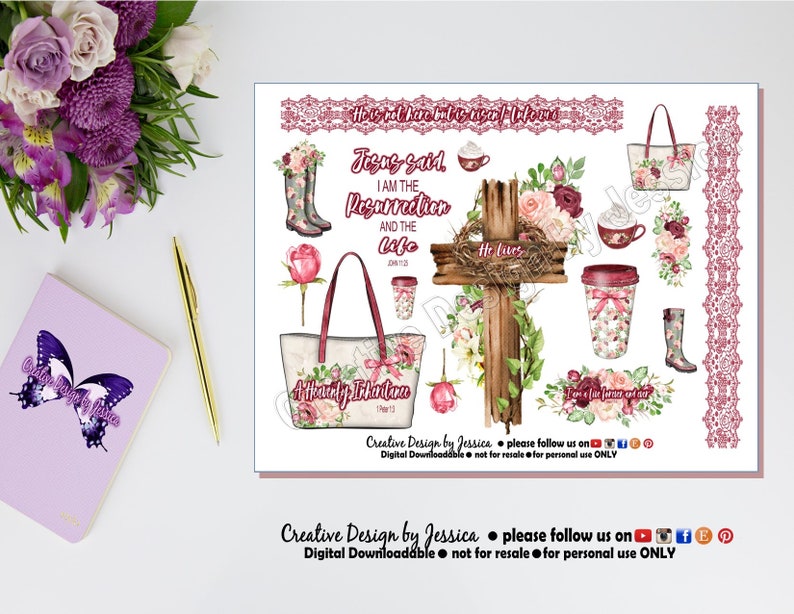 Op de afbeelding: Een digitaal printbaar vel met een roze en witte bloemenprint. Het bevat een kruis met de woorden "Hij leeft", een draagtas met de woorden "Hemelse Vader", een koffiebeker met de woorden "Ik ben een bloem en jij ook", en een citaat uit de Bijbel: "Jezus zei: Ik ben de opstanding en het leven."