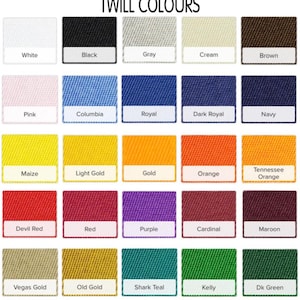 K&ouml;nnte beinhalten: Eine Farbkarte mit dem Titel TWILL COLOURS, die f&uuml;nfundzwanzig quadratische Stoffmuster in verschiedenen Farbt&ouml;nen zeigt, darunter Wei&szlig;, Schwarz, Grau, Creme, Braun, Rosa, Blau, Gelb, Orange, Rot, Lila, Blaugr&uuml;n und Gr&uuml;n mit Beschriftungen.