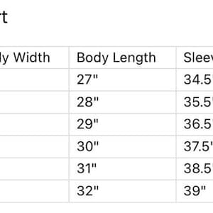 K&ouml;nnte beinhalten: Eine schwarz-wei&szlig;e Gr&ouml;&szlig;entabelle mit der &Uuml;berschrift Size Chart. Sie listet die Gr&ouml;&szlig;en S bis 3XL mit den entsprechenden Ma&szlig;en in Zoll f&uuml;r K&ouml;rperbreite, K&ouml;rperl&auml;nge und &Auml;rmell&auml;nge auf. Die Tabelle enth&auml;lt spezifische Ma&szlig;e f&uuml;r jede Gr&ouml;&szlig;e.