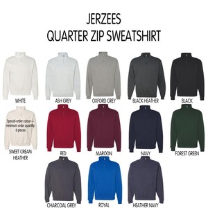 K&ouml;nnte beinhalten: Eine Kollektion von Jerzees Viertel-Rei&szlig;verschluss-Sweatshirts in verschiedenen Farben, darunter Wei&szlig;, Aschgrau, Oxford-Grau, Schwarz-meliert, Schwarz, Creme-meliert, Rot, Kastanienbraun, Marineblau, Waldgr&uuml;n, Anthrazit, K&ouml;nigsblau und Marine-meliert.