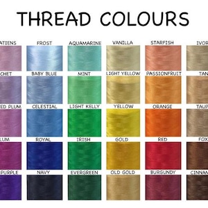 Może przedstawiać: Wzornik kolor&oacute;w z napisem THREAD COLOURS przedstawia czterdzieści szpulek nici hafciarskich w siatce. Każda szpulka jest oznaczona konkretną nazwą koloru, w tym Carnation, Impatiens, Frost, Aquamarine, Vanilla, Starfish, Ivory, White, Tulip, Cachet, Baby Blue, Mint, Light Yellow, Passionfruit, Tan, Mystic Grey, Rose, Frosted Plum, Celestial, Light Kelly, Yellow, Orange, Taupe, Smoke, Tropicana, Plum, Royal, Irish, Gold, Red, Fox, Storm, Hot Pink, Deep Purple, Navy, Evergreen, Old Gold, Burgundy, Cinnamon i Black.