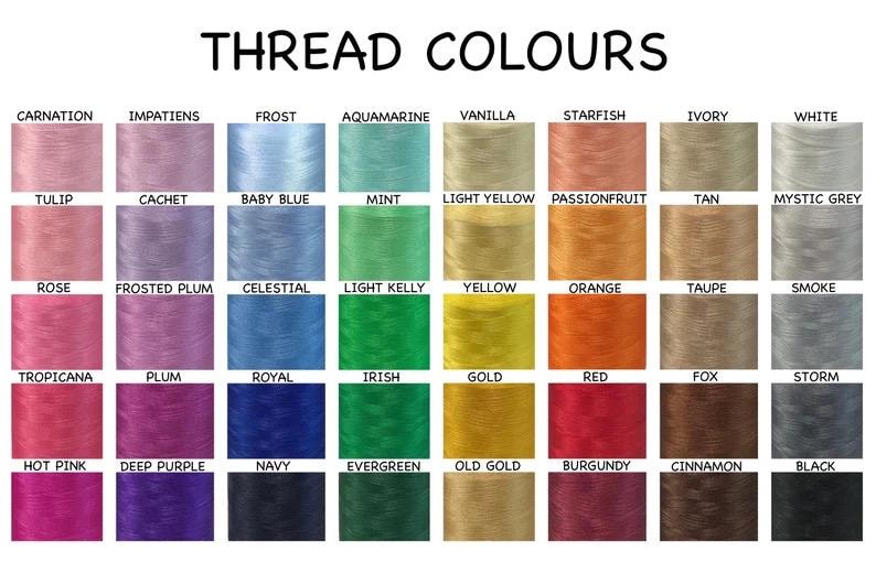Może przedstawiać: Wzornik kolor&oacute;w z napisem THREAD COLOURS przedstawia czterdzieści szpulek nici hafciarskich w siatce. Każda szpulka jest oznaczona konkretną nazwą koloru, w tym Carnation, Impatiens, Frost, Aquamarine, Vanilla, Starfish, Ivory, White, Tulip, Cachet, Baby Blue, Mint, Light Yellow, Passionfruit, Tan, Mystic Grey, Rose, Frosted Plum, Celestial, Light Kelly, Yellow, Orange, Taupe, Smoke, Tropicana, Plum, Royal, Irish, Gold, Red, Fox, Storm, Hot Pink, Deep Purple, Navy, Evergreen, Old Gold, Burgundy, Cinnamon i Black.