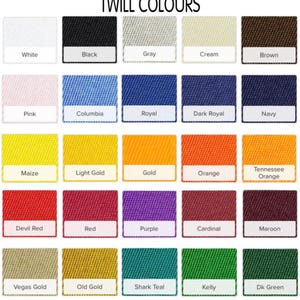 Może przedstawiać: Wzornik kolor&oacute;w zatytułowany TWILL COLOURS przedstawia dwadzieścia pięć kwadratowych pr&oacute;bek tkanin w r&oacute;żnych odcieniach, w tym białym, czarnym, szarym, kremowym, brązowym, r&oacute;żowym, niebieskim, ż&oacute;łtym, pomarańczowym, czerwonym, fioletowym, morskim i zielonym.