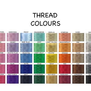 Puede incluir: Una carta de colores titulada THREAD COLOURS que muestra cuarenta carretes de hilo de bordar dispuestos en una cuadr&iacute;cula de ocho por cinco. Cada carrete est&aacute; etiquetado con un nombre de color espec&iacute;fico, incluyendo Carnation, Impatiens, Frost, Aquamarine, Vanilla, Starfish, Ivory, White, Tulip, Cachet, Baby Blue, Mint, Light Yellow, Passionfruit, Tan, Mystic Grey, Soft Pink, Frosted Plum, Celestial, Light Kelly, Yellow, Orange, Taupe, Smoke, Rose, Plum, Royal, Irish, Gold, Red, Fox, Storm, Tropicana, Deep Purple, Navy, Evergreen, Old Gold, Burgundy, Cinnamon y Black.