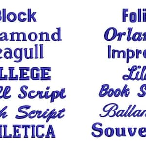 K&ouml;nnte beinhalten: Eine Sammlung von sechzehn verschiedenen Schriftarten, die mit k&ouml;nigsblauem Garn gestickt sind. Der Text umfasst Block, Garamond, Seagull, COLLEGE, Small Script, Brush Script, ATHLETICA, Folio, Orlando, Impress, Lila, Book Script, Ballantines und Souvenir.