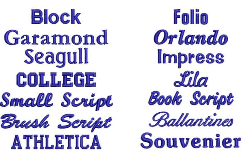 K&ouml;nnte beinhalten: Eine Sammlung von sechzehn verschiedenen Schriftarten, die mit k&ouml;nigsblauem Garn gestickt sind. Der Text umfasst Block, Garamond, Seagull, COLLEGE, Small Script, Brush Script, ATHLETICA, Folio, Orlando, Impress, Lila, Book Script, Ballantines und Souvenir.