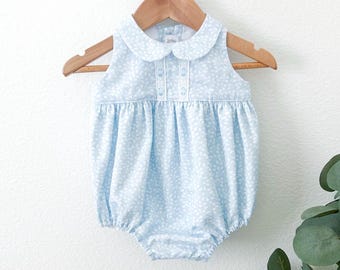 Mono de bebé con burbujas y estampado floral azul de Camille Heirloom, con apliques de cinta de encaje y piqué de algodón español