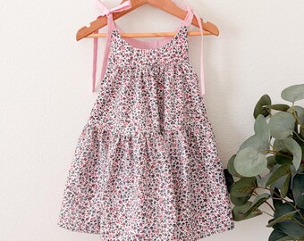Vestido de verano Odette, delicado estampado floral, algodón orgánico, lazo en el hombro, corte vaporoso.