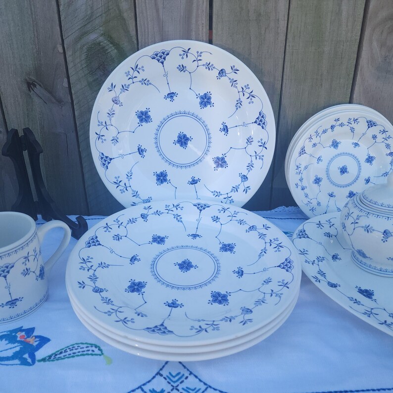 Servizio Piatti Churchill Finlandia Blue - 18 Pezzi In Earthware, Design Elegante Blu E Bianco, Lavabile In Lavastoviglie