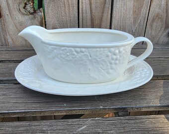 Mikasa English Countryside White Gravy Boat with Underplate